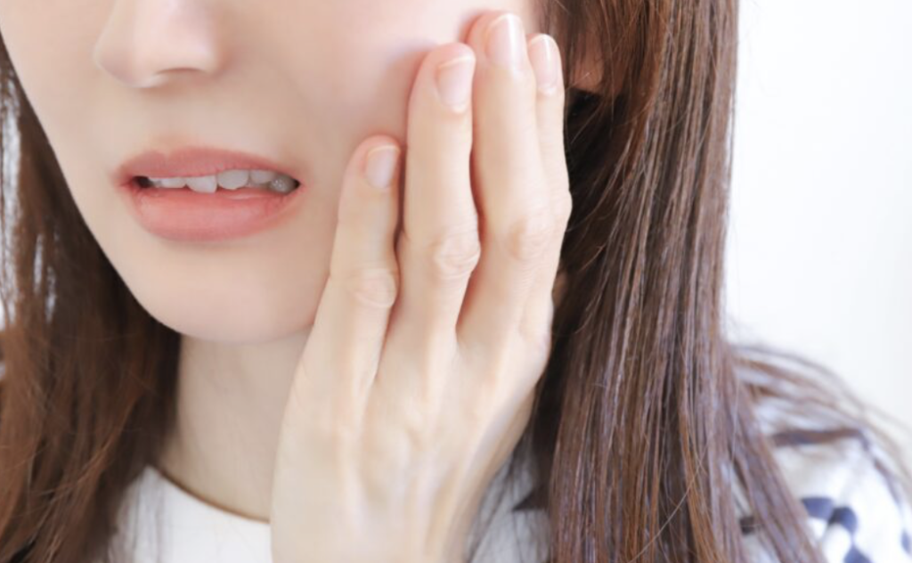 【注目！】顎関節症の原因は骨格だった！女性に多い症状の根本改善とは？